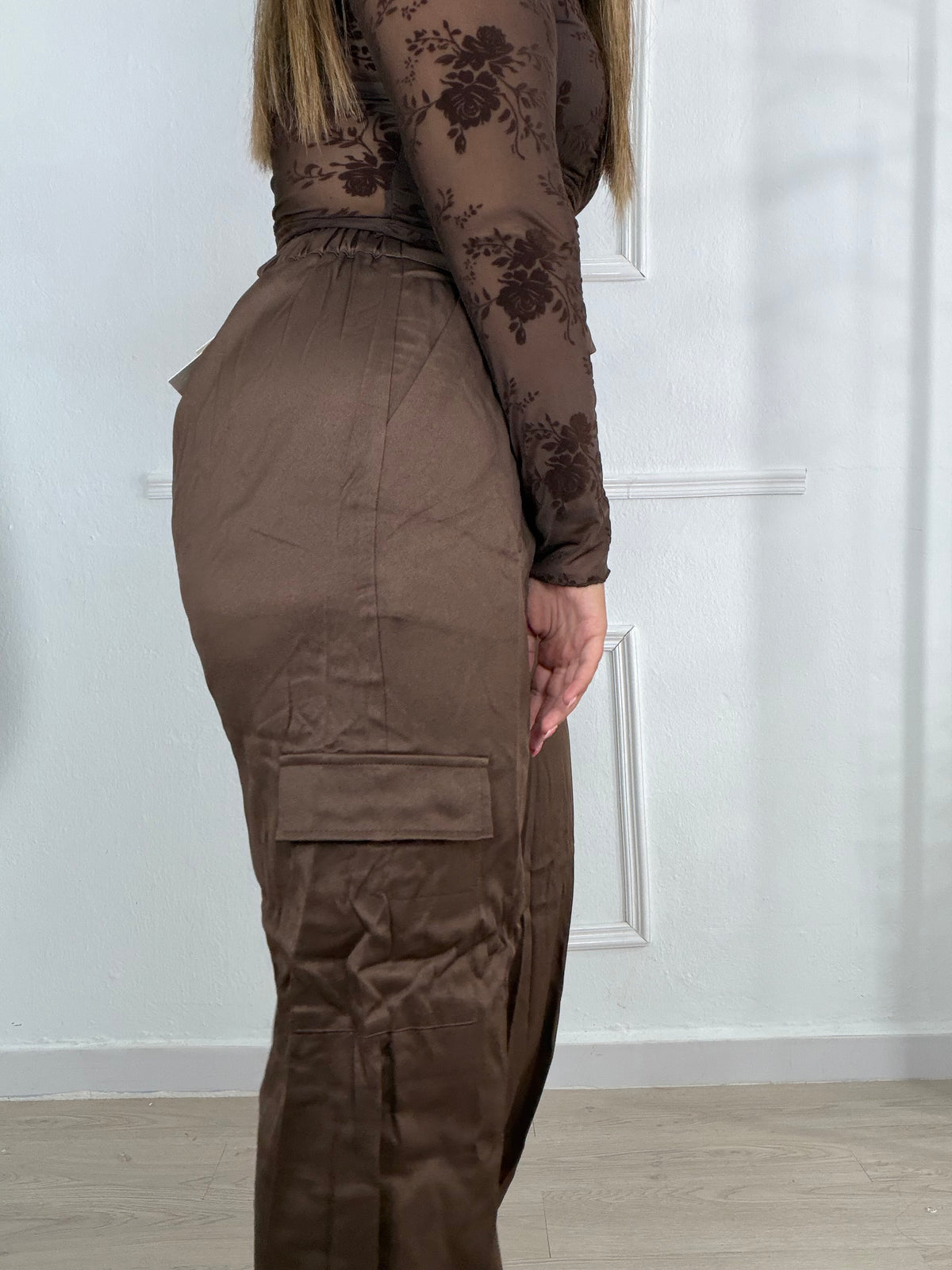 Pantalón raso bolsillos marrón