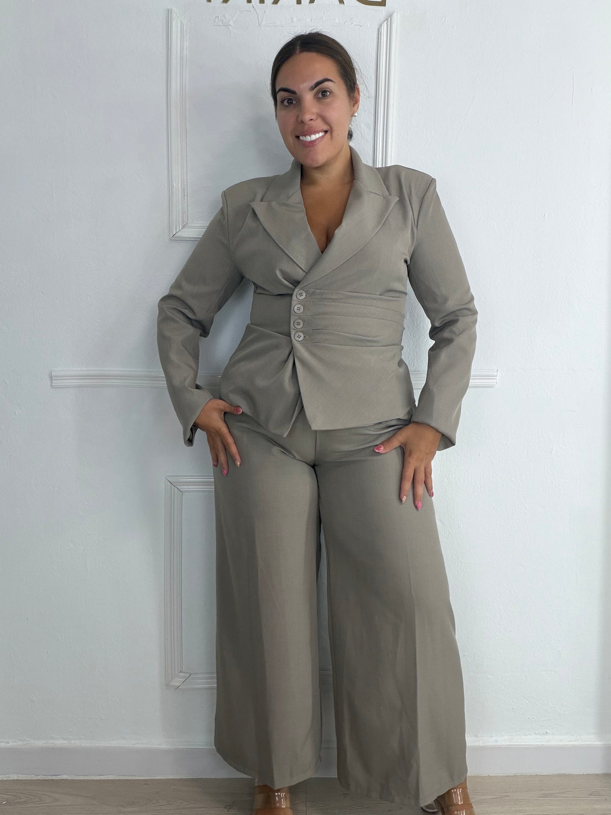 Traje sofía taupé