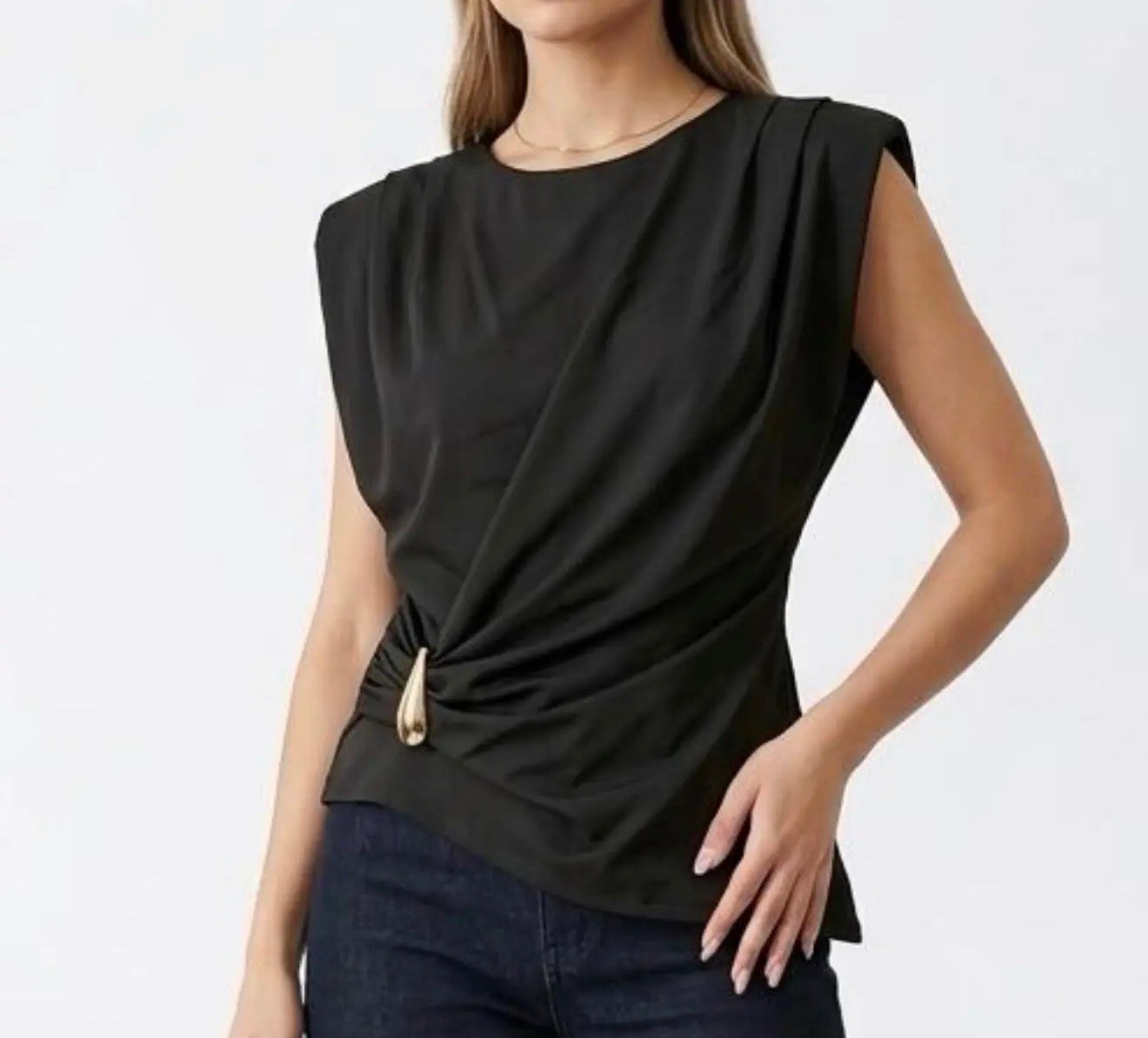 Top con detalle dorado