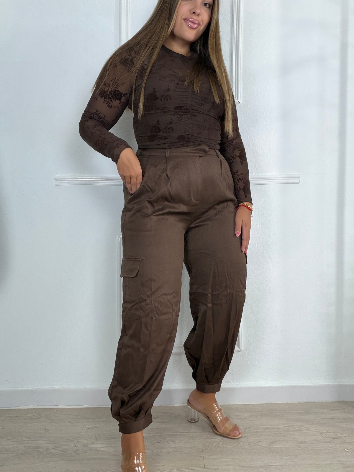 Pantalón raso bolsillos marrón