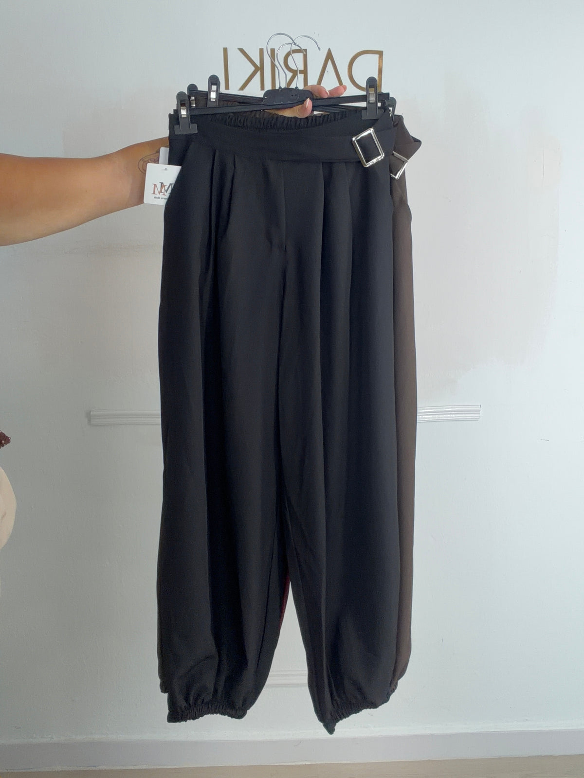 Pantalón bombacho con hebilla