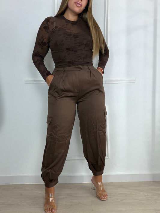 Pantalón raso bolsillos marrón