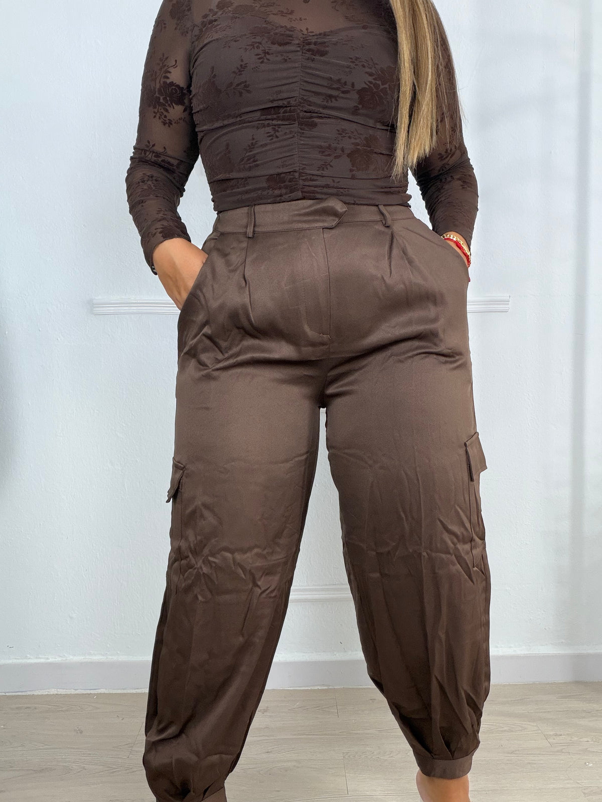 Pantalón raso bolsillos marrón