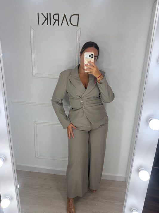 Traje sofía taupé