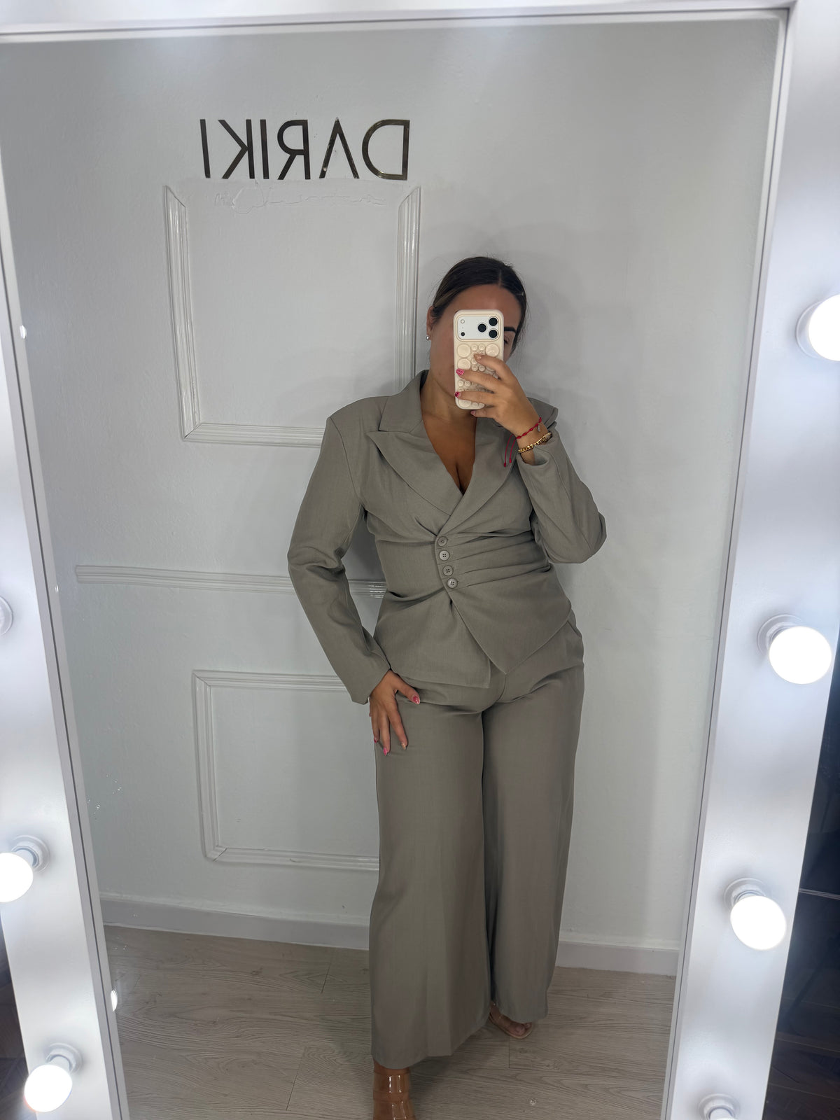 Traje sofía taupé