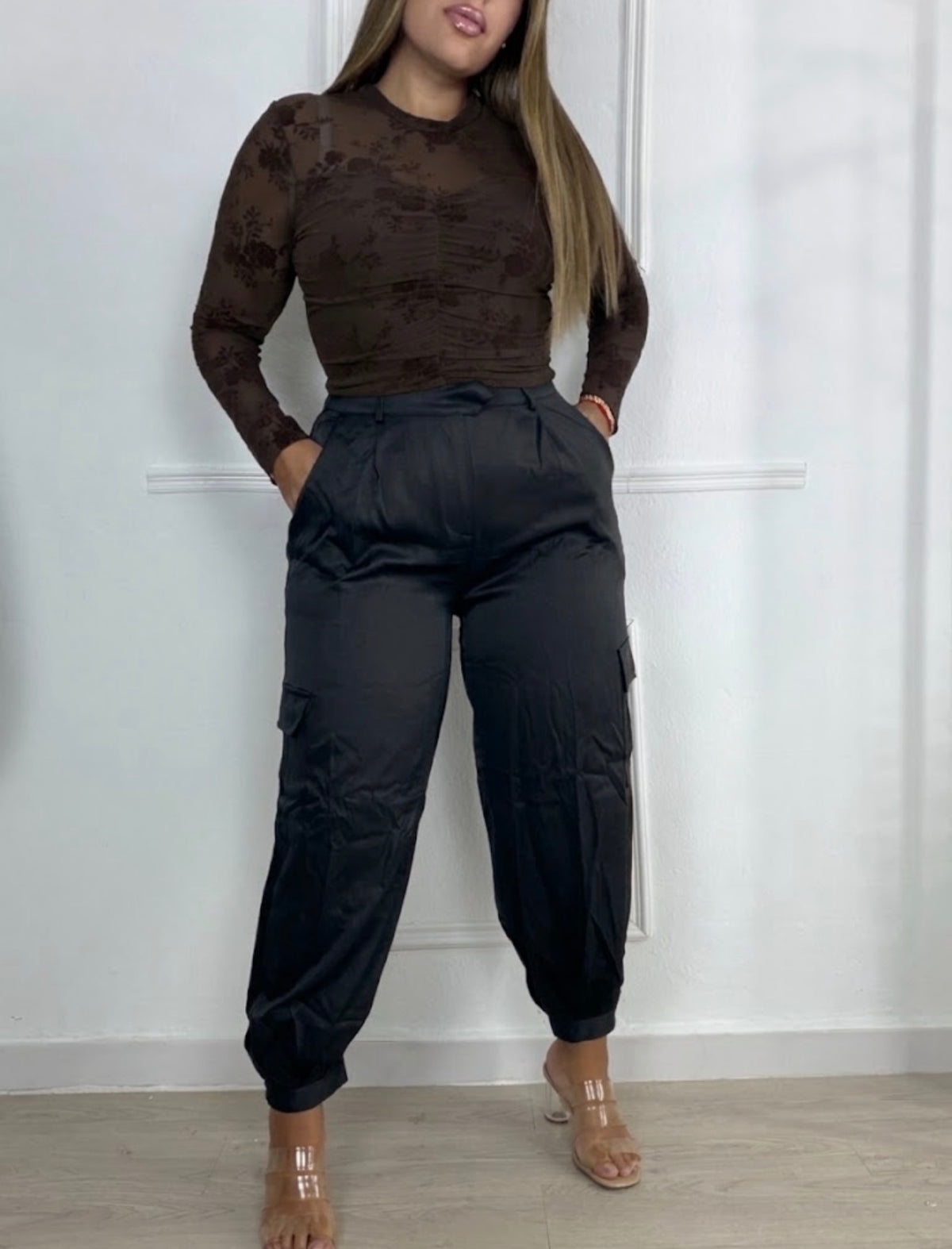 Pantalón raso bolsillos negro